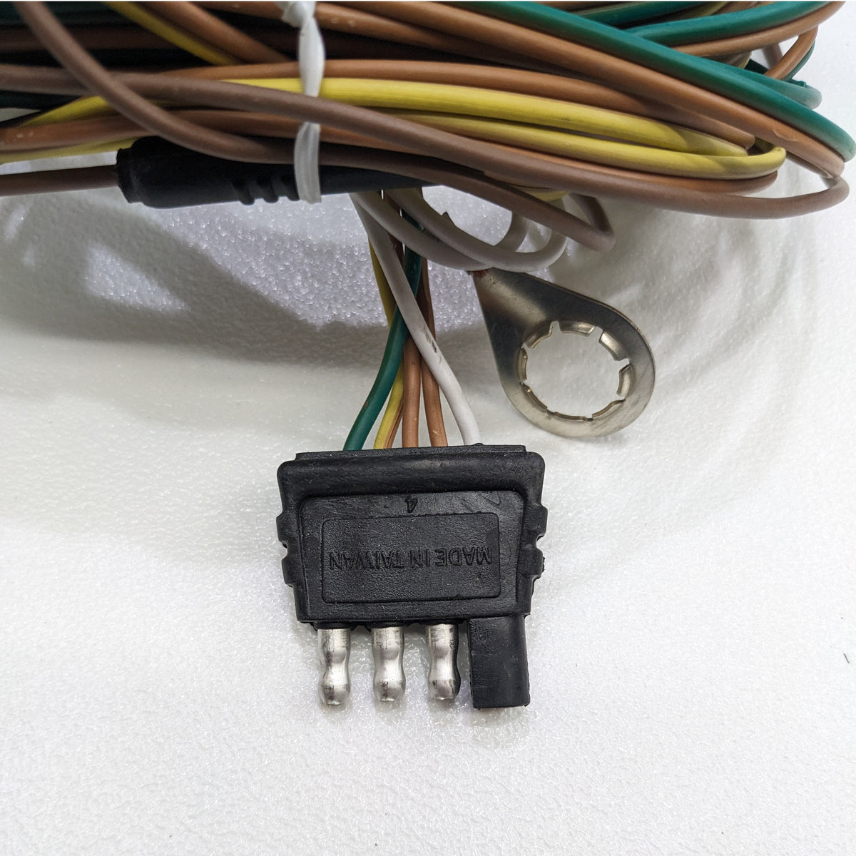 Close-up of flat 4-pin connector on EZ Loader wiring harness 250-022703
