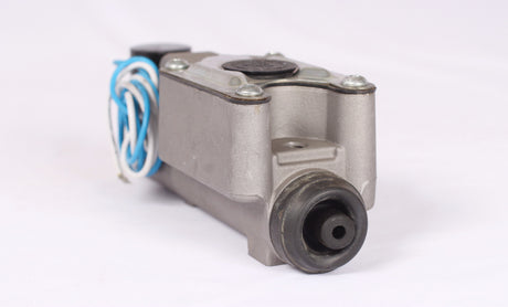 UFP disc brake master cylinder for compatible 7,500/16,000 lb actuator systems