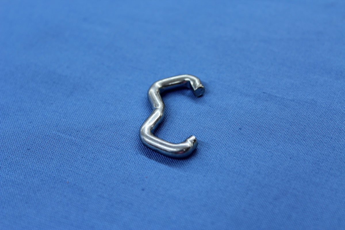 Shape and opening of hog ring clamp 290-002650-02