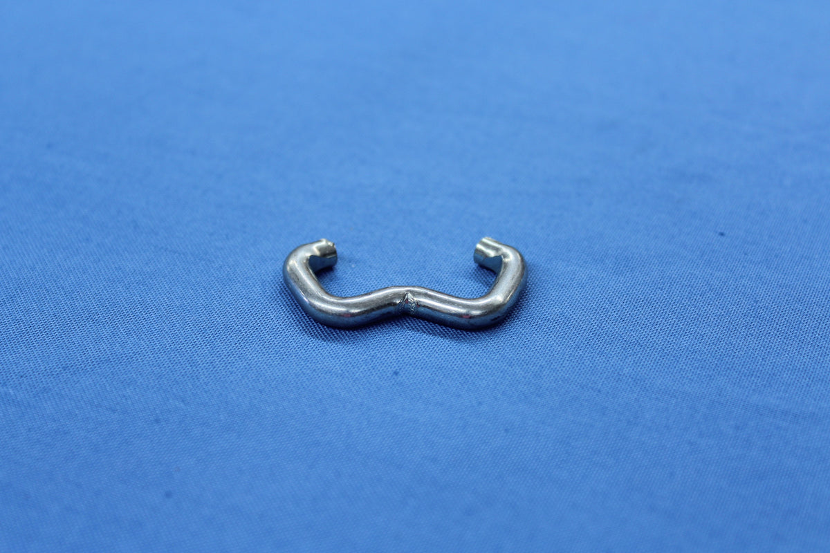 Side profile of EZ Loader hog ring retaining clamp 290-002650-02